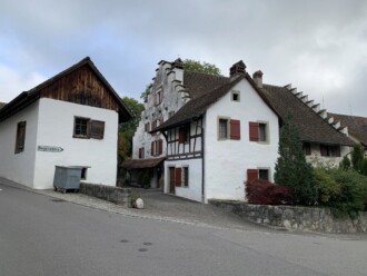 Ensemble der Mühle mit Nebengebäude (link), Küche/Chemineeraum (vorne) und Hauptgebäude (hinten)
